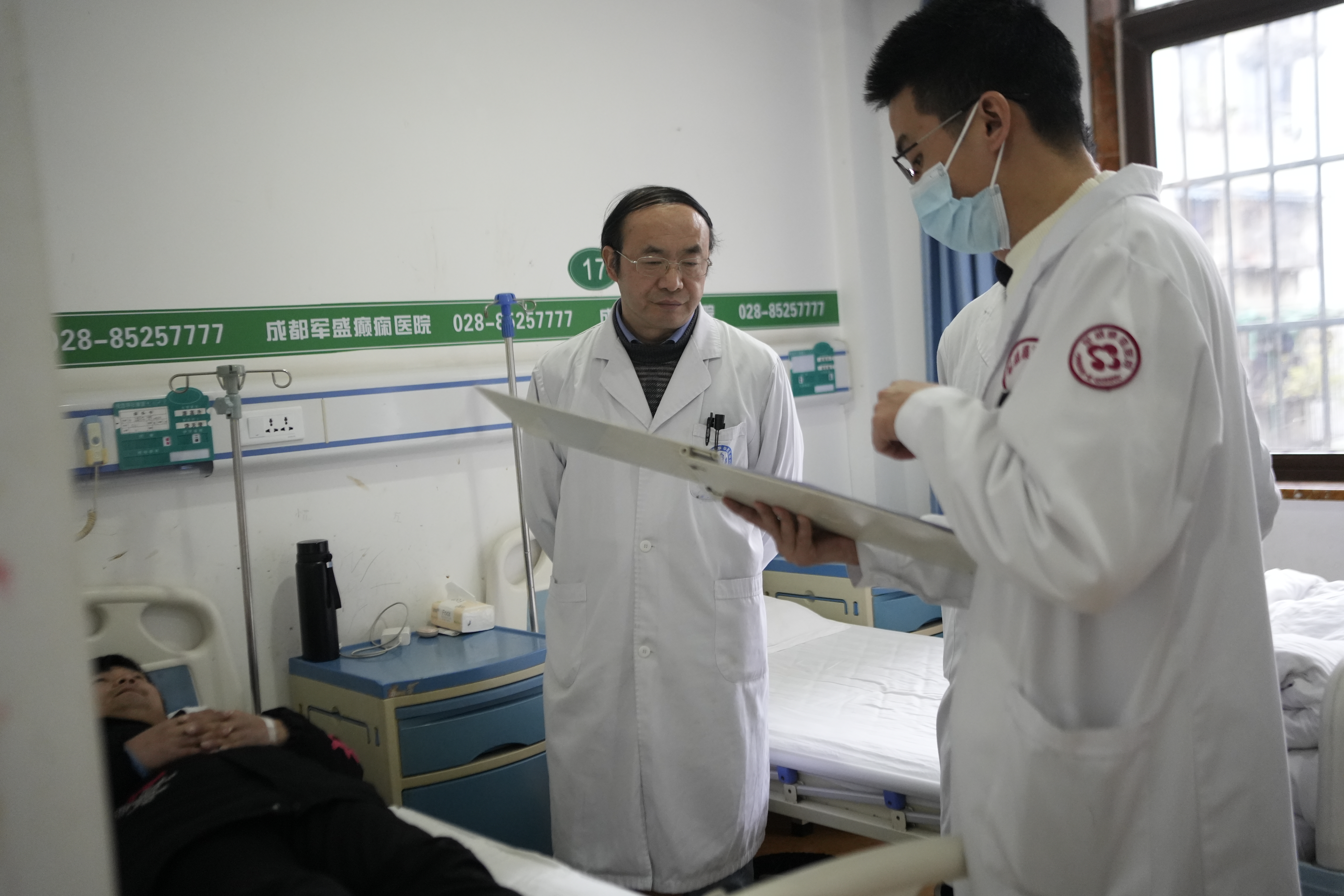 名医查房·学科共建 邹晓毅教授助力军盛诊疗水平持续提升