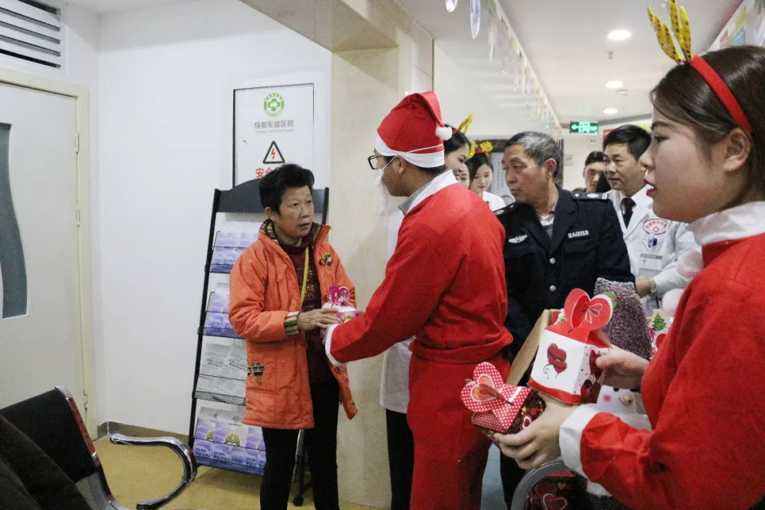 平安圣诞 军盛为全院员工 患者及家属送平安祝福